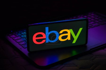 Foto de 8 de mayo de 2023, Brasil. En esta ilustración de la foto, el logotipo de eBay se muestra en una pantalla del teléfono inteligente - Imagen libre de derechos