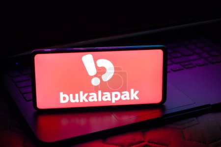 Téléchargez les photos : 8 mai 2023, Brésil. Dans cette illustration photo, le logo Bukalapak est affiché sur un écran de smartphone - en image libre de droit