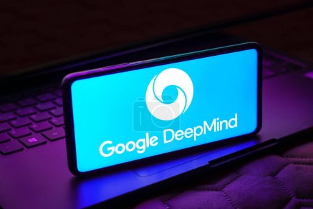 Foto de 9 de mayo de 2023, Brasil. En esta ilustración fotográfica, el logotipo de Google DeepMind se muestra en la pantalla de un teléfono inteligente - Imagen libre de derechos
