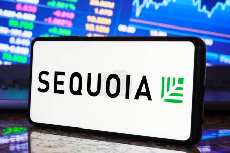 Foto de 10 de mayo de 2023, Brasil. En esta ilustración fotográfica, el logotipo de Sequoia Capital se muestra en la pantalla de un teléfono inteligente - Imagen libre de derechos