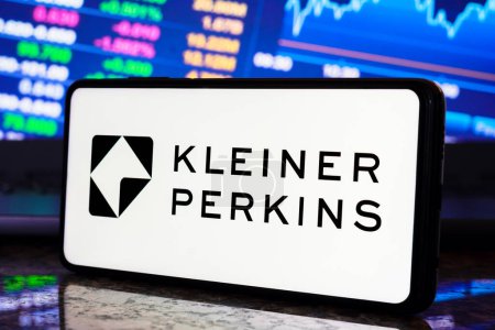 Foto de 10 de mayo de 2023, Brasil. En esta ilustración fotográfica, el logotipo de Kleiner Perkins se muestra en la pantalla de un teléfono inteligente - Imagen libre de derechos