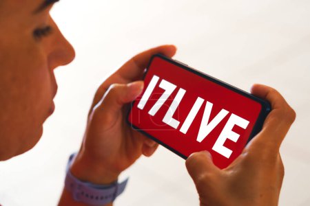 Foto de 12 de mayo de 2023, Brasil. En esta ilustración fotográfica, el logotipo de 17LIVE se muestra en la pantalla de un teléfono inteligente - Imagen libre de derechos