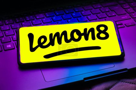 Foto de 12 de mayo de 2023, Brasil. En esta ilustración fotográfica, el logotipo de Lemon8 se muestra en la pantalla de un teléfono inteligente - Imagen libre de derechos