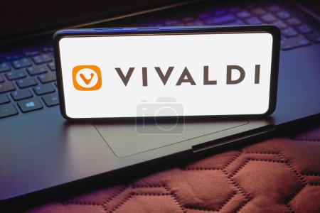 Foto de 15 de mayo de 2023, Brasil. En esta ilustración fotográfica, el logotipo de Vivaldi se muestra en la pantalla de un smartphone - Imagen libre de derechos