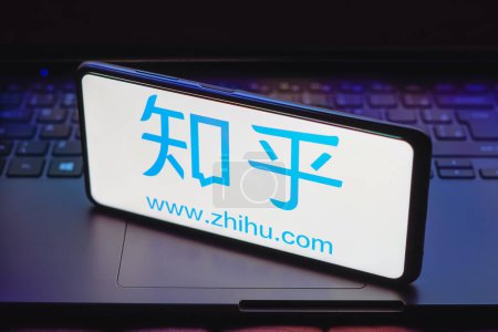 Foto de 15 de mayo de 2023, Brasil. En esta ilustración fotográfica, el logotipo de Zhihu se muestra en la pantalla de un teléfono inteligente - Imagen libre de derechos