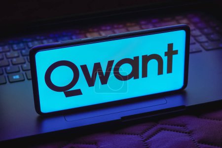 Foto de 15 de mayo de 2023, Brasil. En esta ilustración fotográfica, el logotipo de Qwant se muestra en la pantalla de un teléfono inteligente - Imagen libre de derechos