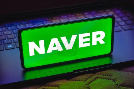 Foto de 15 de mayo de 2023, Brasil. En esta ilustración fotográfica, el logotipo de Naver se muestra en la pantalla de un smartphone - Imagen libre de derechos