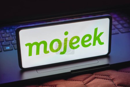 Foto de 15 de mayo de 2023, Brasil. En esta ilustración fotográfica, el logotipo de Mojeek se muestra en la pantalla de un teléfono inteligente - Imagen libre de derechos