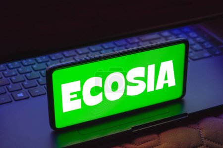 Foto de 15 de mayo de 2023, Brasil. En esta ilustración fotográfica, el logotipo de Ecosia se muestra en la pantalla de un teléfono inteligente - Imagen libre de derechos