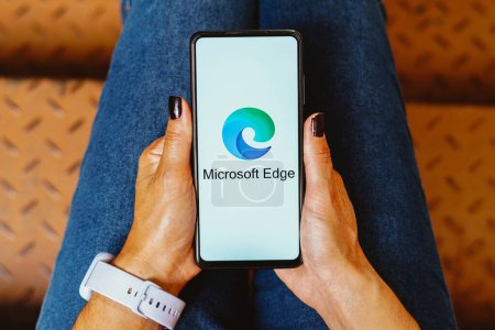 Foto de 23 de mayo de 2023, Brasil. En esta ilustración fotográfica, el logotipo de Microsoft Edge se muestra en la pantalla de un teléfono inteligente - Imagen libre de derechos