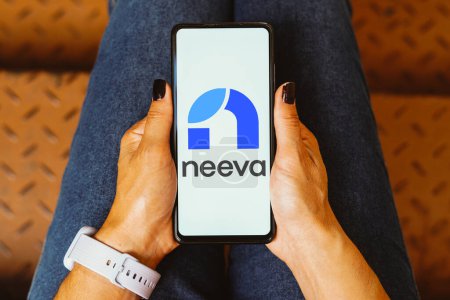 Foto de 23 de mayo de 2023, Brasil. En esta ilustración fotográfica, el logotipo de Neeva se muestra en la pantalla de un teléfono inteligente - Imagen libre de derechos