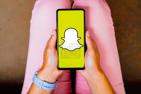 Foto de 25 de mayo de 2023, Brasil. En esta ilustración fotográfica, el logotipo de Snapchat se muestra en la pantalla de un teléfono inteligente - Imagen libre de derechos