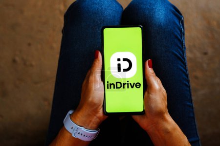 Foto de 28 de mayo de 2023, Brasil. En esta ilustración fotográfica, el logotipo de inDrive se muestra en la pantalla de un teléfono inteligente - Imagen libre de derechos