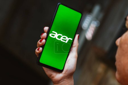 Foto de 30 de mayo de 2023, Brasil. En esta ilustración fotográfica, el logotipo de Acer Incorporated se muestra en la pantalla de un teléfono inteligente - Imagen libre de derechos