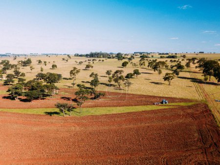 Foto de 2 de junio de 2023, Brasil. En esta imagen aérea, un tractor LS araña el suelo para su uso en la agricultura en una propiedad rural en Brasil - Imagen libre de derechos