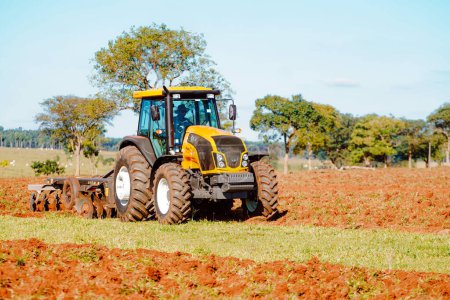 Foto de 2 de junio de 2023, Brasil. Un tractor Valtra araña suelo para su uso en la agricultura en una propiedad rural en Brasil - Imagen libre de derechos