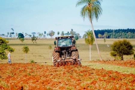 Foto de 2 de junio de 2023, Brasil. Un tractor Valtra araña suelo para su uso en la agricultura en una propiedad rural en Brasil - Imagen libre de derechos