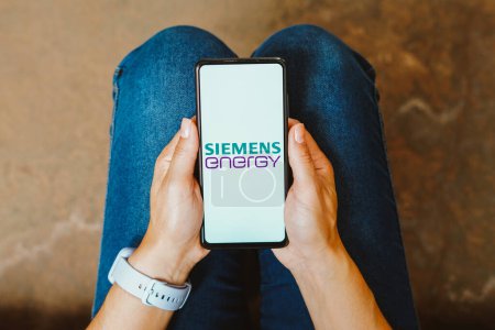 Téléchargez les photos : 5 juin 2023, Brésil. Sur cette illustration photo, le logo Siemens Energy AG est affiché sur un écran de smartphone. - en image libre de droit