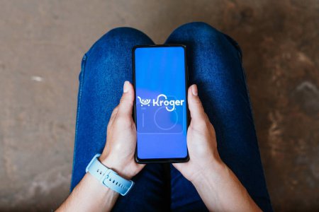 Foto de 6 de junio de 2023, Brasil. En esta ilustración fotográfica, el logotipo de Kroger Company se muestra en la pantalla de un teléfono inteligente - Imagen libre de derechos