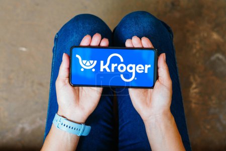 Foto de 6 de junio de 2023, Brasil. En esta ilustración fotográfica, el logotipo de Kroger Company se muestra en la pantalla de un teléfono inteligente - Imagen libre de derechos