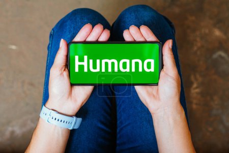 Foto de 6 de junio de 2023, Brasil. En esta ilustración fotográfica, el logotipo de Humana Inc. se muestra en la pantalla de un teléfono inteligente - Imagen libre de derechos