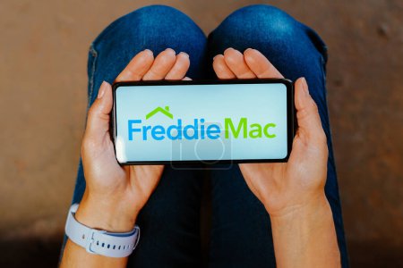 Foto de 7 de junio de 2023, Brasil. En esta ilustración fotográfica, el logotipo de Federal Home Loan Mortgage Corporation (Freddie Mac) se muestra en la pantalla de un teléfono inteligente - Imagen libre de derechos