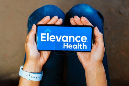 Foto de 7 de junio de 2023, Brasil. En esta ilustración fotográfica, el logotipo de Elevance Health se muestra en la pantalla de un teléfono inteligente - Imagen libre de derechos