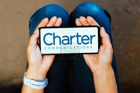 Foto de 7 de junio de 2023, Brasil. En esta ilustración fotográfica, el logotipo de Charter Communications se muestra en la pantalla de un teléfono inteligente - Imagen libre de derechos