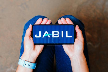 Foto de 9 de junio de 2023, Brasil. En esta ilustración fotográfica, el logotipo de Jabil se muestra en la pantalla de un teléfono inteligente - Imagen libre de derechos