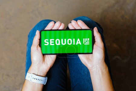 Foto de 11 de junio de 2023, Brasil. En esta ilustración fotográfica, el logotipo de Sequoia Capital se muestra en la pantalla de un teléfono inteligente - Imagen libre de derechos