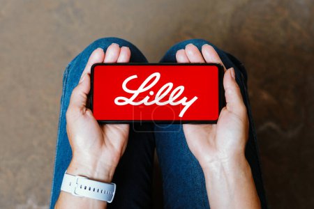 Foto de 11 de junio de 2023, Brasil. En esta ilustración fotográfica, el logotipo de Eli Lilly se muestra en la pantalla de un teléfono inteligente - Imagen libre de derechos