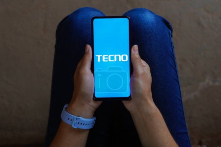 Foto de 12 de junio de 2023, Brasil. En esta ilustración fotográfica, el logotipo de Tecno Mobile se muestra en la pantalla de un smartphone - Imagen libre de derechos