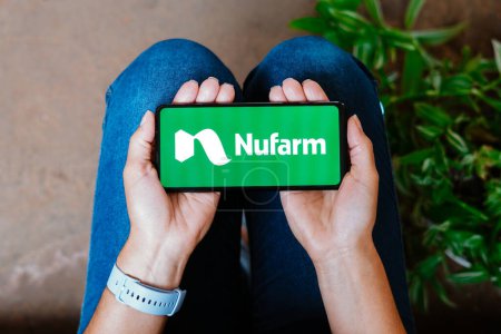 Foto de 18 de junio de 2023, Brasil. En esta ilustración fotográfica, el logotipo de Nufarm se muestra en la pantalla de un teléfono inteligente - Imagen libre de derechos