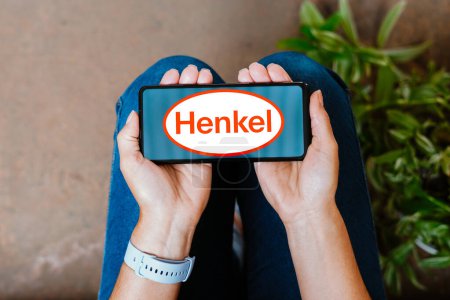 Foto de 18 de junio de 2023, Brasil. En esta ilustración fotográfica, el logotipo de Henkel se muestra en la pantalla de un teléfono inteligente - Imagen libre de derechos
