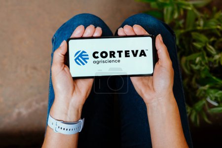 Foto de 18 de junio de 2023, Brasil. En esta ilustración fotográfica, el logotipo de Corteva, Inc. se muestra en la pantalla de un teléfono inteligente - Imagen libre de derechos
