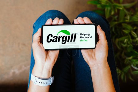 Foto de 18 de junio de 2023, Brasil. En esta ilustración de la foto, el logotipo de Cargill, Incorporated se muestra en una pantalla del teléfono inteligente - Imagen libre de derechos