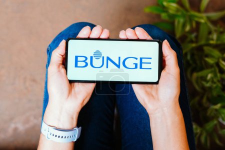 Foto de 18 de junio de 2023, Brasil. En esta ilustración fotográfica, el logotipo de Bunge Limited se muestra en la pantalla de un teléfono inteligente - Imagen libre de derechos