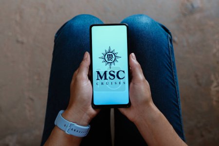 Foto de 22 de junio de 2023, Brasil. En esta ilustración fotográfica, el logotipo de MSC Crociere (MSC Cruises) se muestra en la pantalla de un teléfono inteligente - Imagen libre de derechos