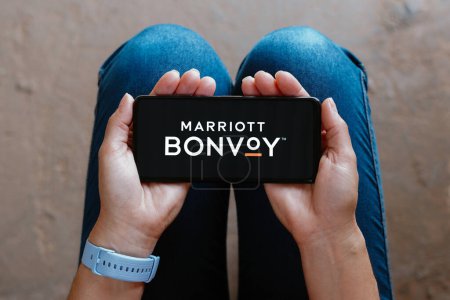 Téléchargez les photos : 22 juin 2023, Brésil. Dans cette illustration photo, le logo Marriott Bonvoy est affiché sur un écran de smartphone - en image libre de droit