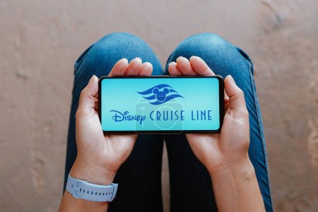 Téléchargez les photos : 22 juin 2023, Brésil. Dans cette illustration photo, le logo Disney Cruise Line (Magical Cruise Company) est affiché sur un écran de smartphone. - en image libre de droit