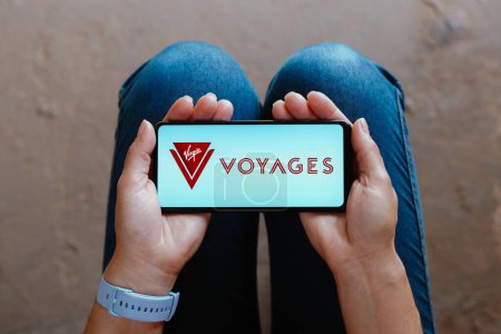 Téléchargez les photos : 22 juin 2023, Brésil. Dans cette illustration photo, le logo Virgin Voyages (V Cruises US) est affiché sur un écran de smartphone - en image libre de droit