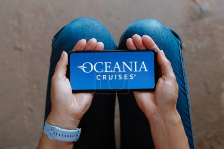 Téléchargez les photos : 22 juin 2023, Brésil. Dans cette illustration photo, le logo Oceania Cruises est affiché sur un écran de smartphone - en image libre de droit