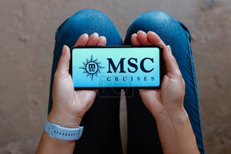 Foto de 22 de junio de 2023, Brasil. En esta ilustración fotográfica, el logotipo de MSC Crociere (MSC Cruises) se muestra en la pantalla de un teléfono inteligente - Imagen libre de derechos