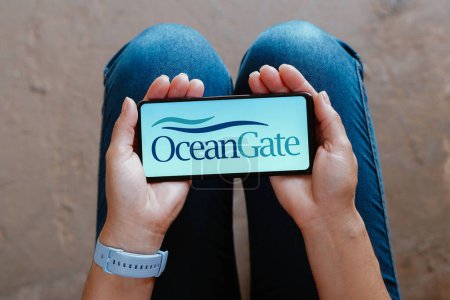 Téléchargez les photos : 22 juin 2023, Brésil. Dans cette illustration photo, le logo OceanGate Inc. est affiché sur un écran de téléphone intelligent. - en image libre de droit