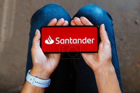 Téléchargez les photos : 23 juin 2023, Brésil. Dans cette illustration photo, le logo Santander est affiché sur un écran mobile de smartphone - en image libre de droit