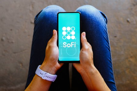 Téléchargez les photos : 26 juin 2023, Brésil. Dans cette illustration photo, le logo de SoFi Technologies, Inc. est affiché sur un écran de téléphone intelligent. - en image libre de droit