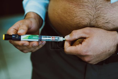 Foto de 27 de junio de 2023, Brasil. En esta foto, un hombre inyecta insulina humana en el cuerpo para controlar la glucosa en sangre - Imagen libre de derechos