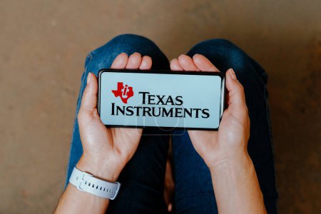 Foto de 28 de junio de 2023, Brasil. En esta ilustración fotográfica, el logotipo de Texas Instruments se muestra en un teléfono inteligente móvil - Imagen libre de derechos