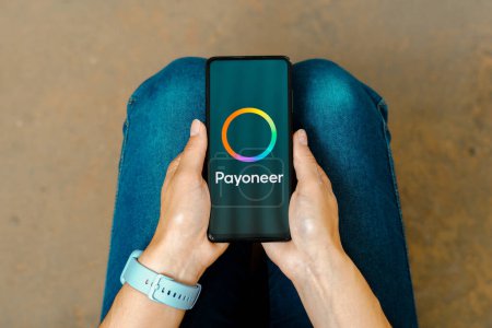 Foto de 30 de junio de 2023, Brasil. En esta ilustración fotográfica, el logotipo de Payoneer se muestra en la pantalla de un teléfono inteligente - Imagen libre de derechos