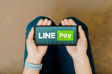 Téléchargez les photos : 30 juin 2023, Brésil. Dans cette illustration photo, le logo LINE Pay est affiché sur un écran de smartphone - en image libre de droit